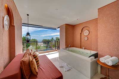 oceanfront-suite-balcony-jacuzzi